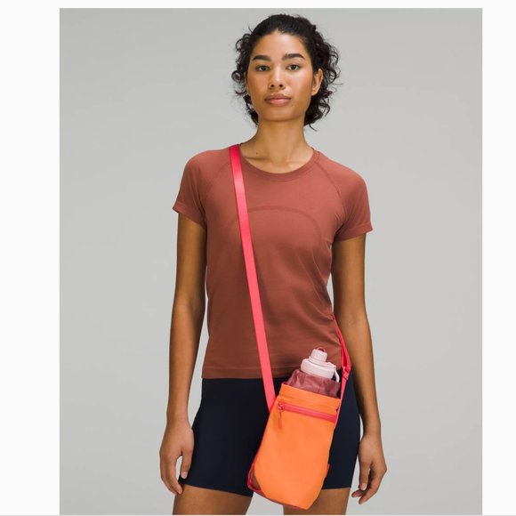 Lululemon Waterbottle Crossbody bag 2.5L Red/Orange - Picture 6 of 9
